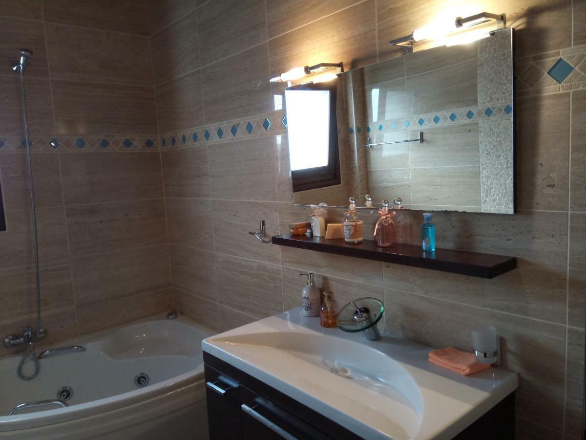 Luxury Thea Villa *